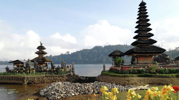 Храм Улун Дану на озере Бератан. Бали