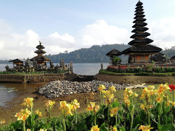 Храм Улун Дану на озере Бератан. Бали