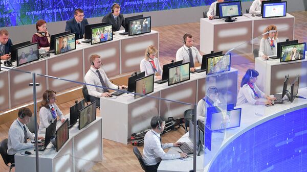 Сотрудники колл-центра во время ежегодной специальной программы Прямая линия с Владимиром Путиным 