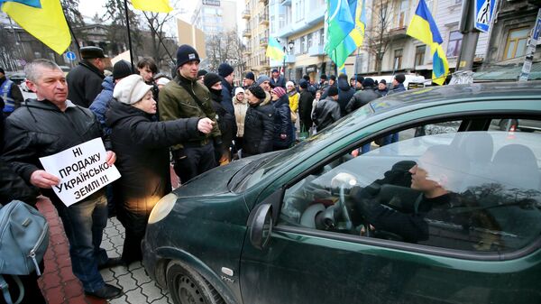 Участники митинга против законопроекта о продаже сельскохозяйственных земель перекрыли дорогу ведущую к Верховной Раде Украины в Киеве