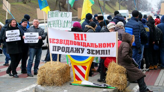 Участники митинга против законопроекта о продаже сельскохозяйственных земель перекрыли дорогу ведущую к Верховной Раде Украины в Киеве