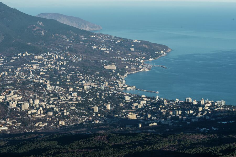 Вид на Ялту с горы Ай-Петри в Крыму
