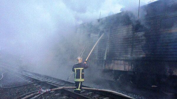 Сотрудники спасательной службы во время ликвидации возгорания электрички Шостка-Киев в Черниговской области
