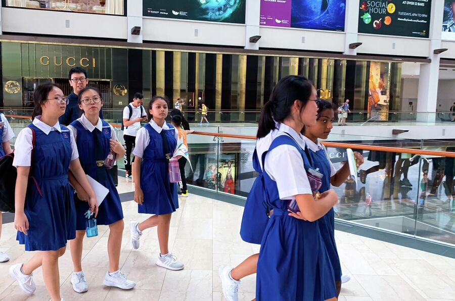 Сингапур, школьницы в торговом центре Marina Bay Sands