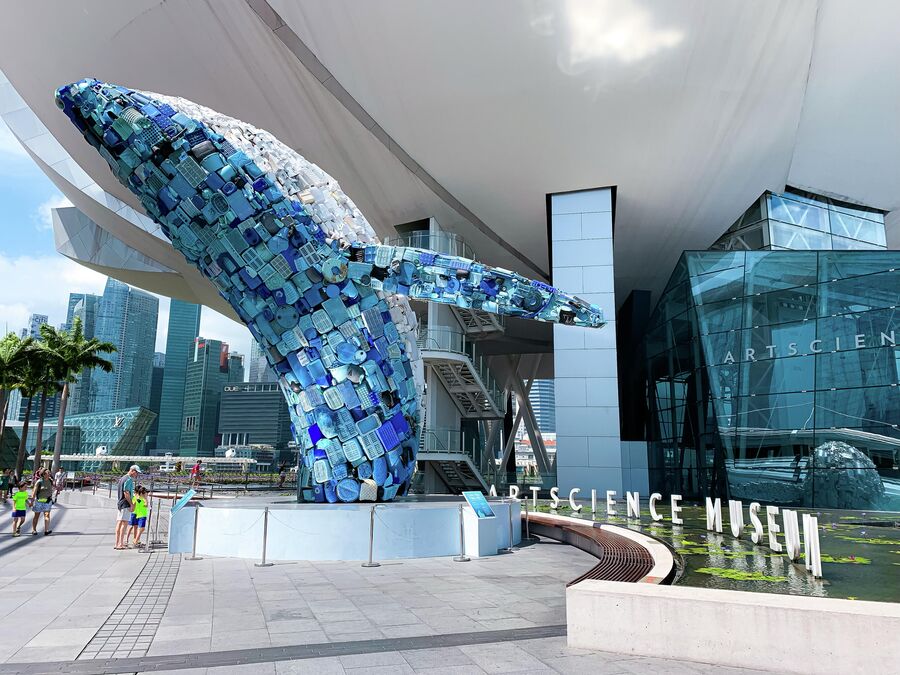 Кит из пластика перед Музеем искусства и науки в Сингапуре