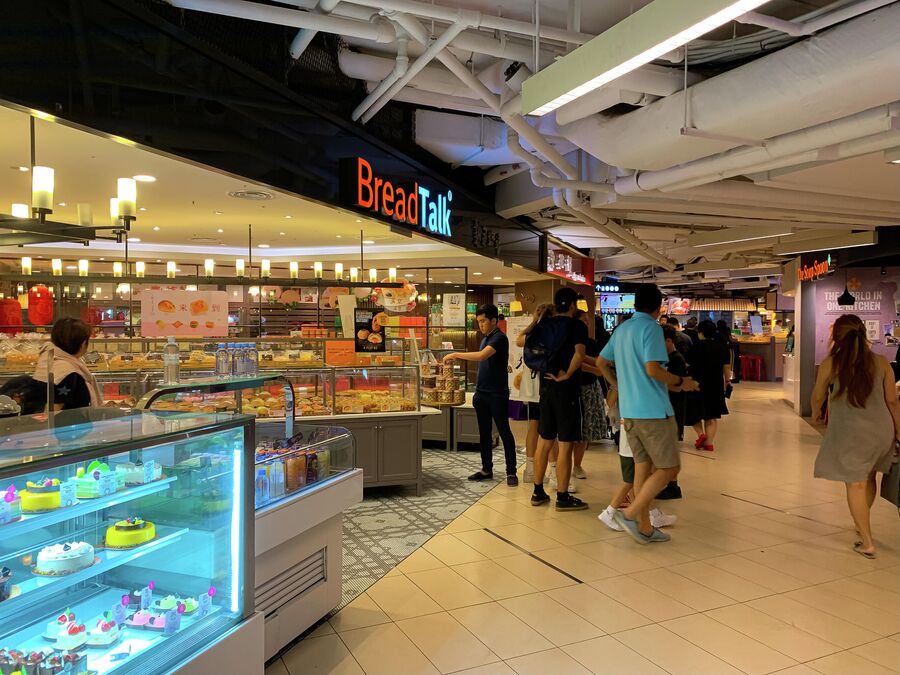 Сингапур, один из торговых центров на Орчард-Роуд.
