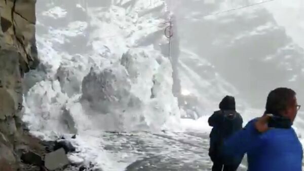 Кадр из видео со сходом лавины