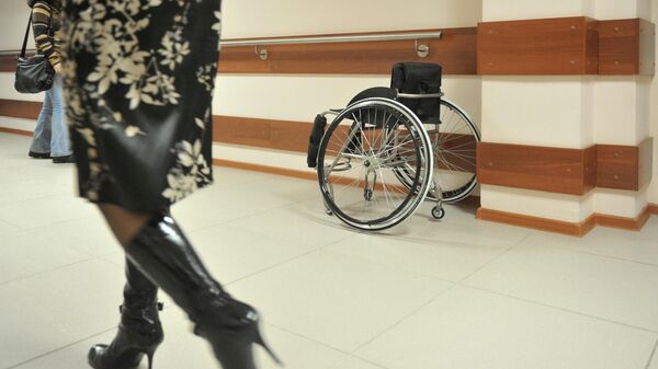 Инвалидная коляска в коридоре
