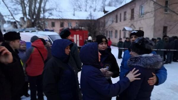 Жители возле дома в Уфе, где произошел хлопок газа. 15 января 2020