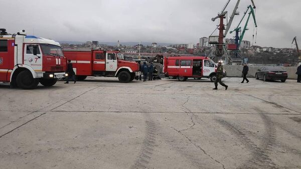 Экстренные службы на месте задымления иранского сухогруза в Махачкалинском порту Дагестана