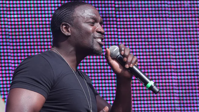 Американский исполнитель R&B и хип-хопа Akon (Эйкон)