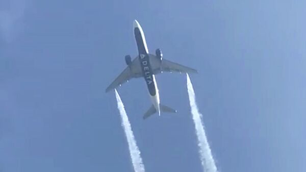 Самолет авиакомпании Delta Airlines во время сброса авиатоплива перед аварийной посадкой в международном аэропорту Лос-Анджелеса. 14 января 2020