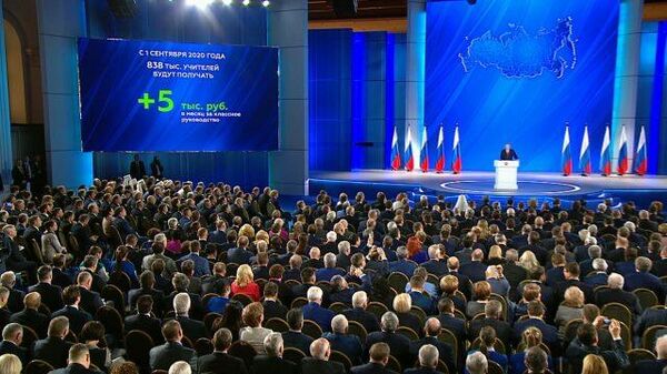 Путин призвал увеличить зарплату классным руководителям