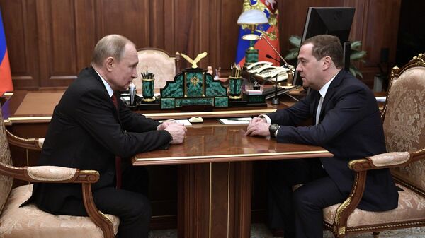 Президент РФ Владимир Путин и председатель правительства РФ Дмитрий Медведев во время встречи