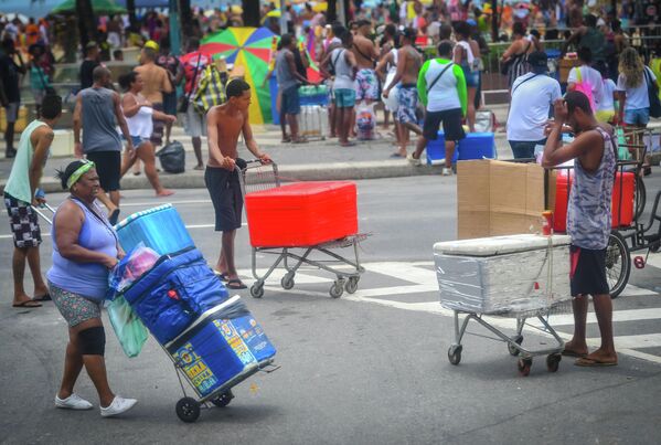 Местные жители на одной из улиц Рио-де-Жанейро