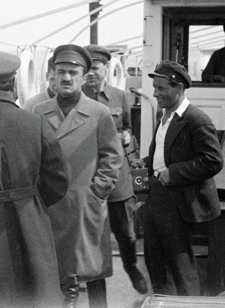 Народный комиссар пищевой промышленности СССР Анастас Микоян  на рыболовецком судне в Каспийском море Народный комиссар пищевой промышленности СССР Анастас Микоян  на рыболовецком судне в Каспийском море