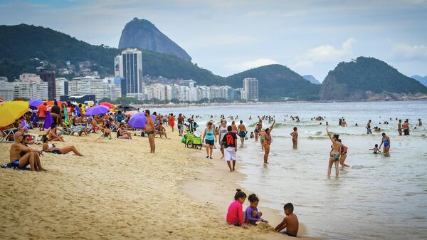 Отдыхающие на пляже в Рио-де-Жанейро