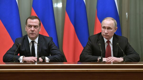 Президент РФ Владимир Путин и председатель правительства РФ Дмитрий Медведев во время встречи с членами правительства РФ