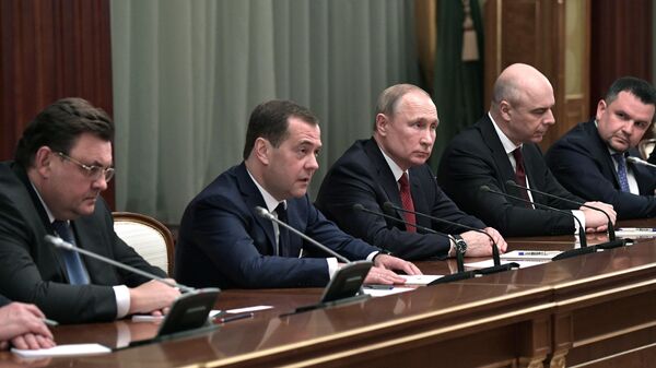 Президент РФ Владимир Путин и председатель правительства РФ Дмитрий Медведев во время встречи с членами правительства России