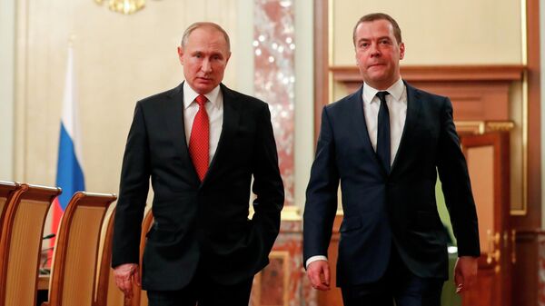 Президент РФ Владимир Путин и председатель правительства РФ Дмитрий Медведев перед встречей с членами правительства