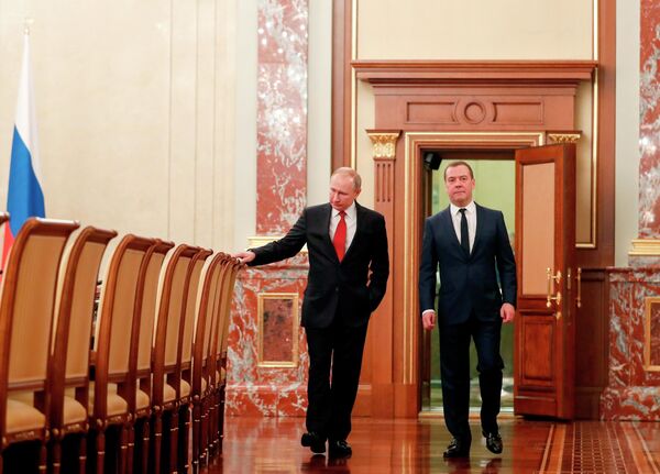 Президент РФ Владимир Путин и председатель правительства РФ Дмитрий Медведев перед встречей с членами правительства РФ