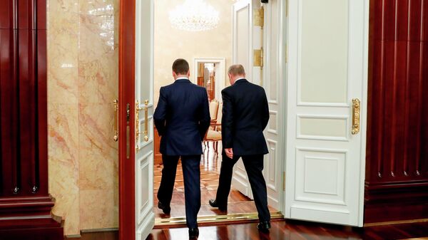 Президент РФ Владимир Путин и председатель правительства РФ Дмитрий Медведев после окончания встречи с членами правительства РФ