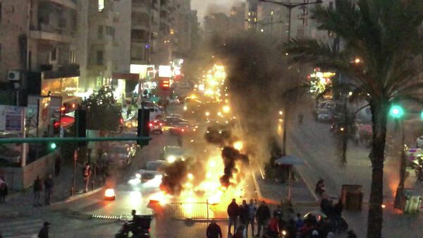 Демонстранты подожгли покрышки на улице Корниш эль-Мазраа в центре Бейрута