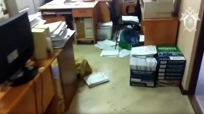 Следственные действия в судебном участке мирового судьи в Новокузнецке, где произошла стрельба. Стоп-кадр видео