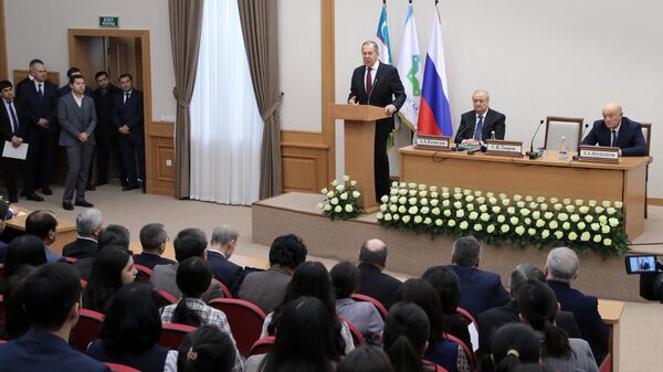 Исполняющий обязанности министра иностранных дел РФ Сергей Лавров выступает во время посещения филиала МГИМО в Ташкенте  