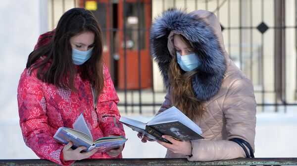 Жительницы Челябинска в медицинских масках в целях профилактики заболевания гриппом и ОРВИ