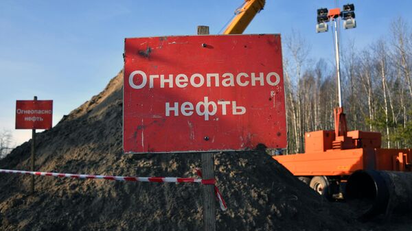 Предупреждающие таблички на месте ремонта участка магистрального нефтепровода Дружба в районе деревни Романовка в Гомельской области Предупреждающие таблички на месте ремонта участка магистрального нефтепровода Дружба в районе деревни Романовка в Гомельской области