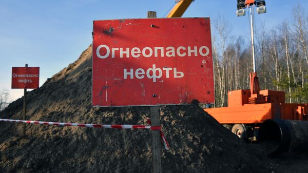 Предупреждающие таблички на месте ремонта участка магистрального нефтепровода Дружба в районе деревни Романовка в Гомельской области