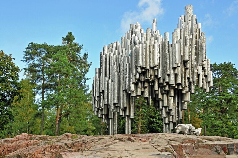 Памятник в парке Хельсинки
