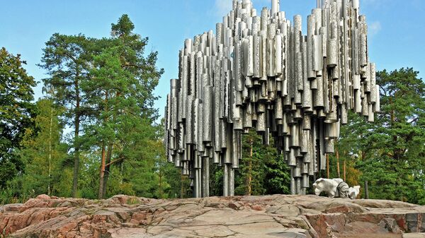 Памятник в парке Хельсинки
