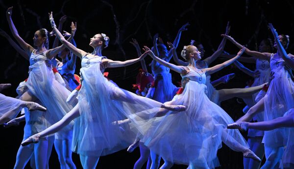 Сцена из балета Кракатук в постановке Наталии Касаткиной на Исторической сцене Большого театра
