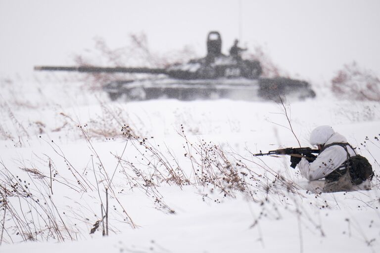 Боевая стрельба в рамках занятий по лыжной подготовке с военнослужащими мотострелкового соединения в Кемеровской области