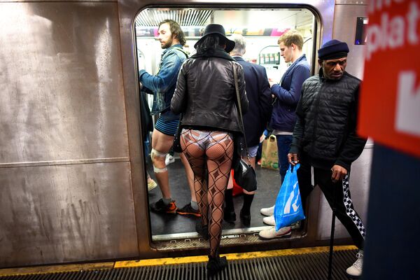 Участники акции В метро без штанов садятся в поезд метро в Нью-Йорке