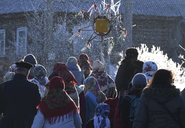 Участники святочных гуляний в деревне Ложголово Сланцевого района Ленинградской области