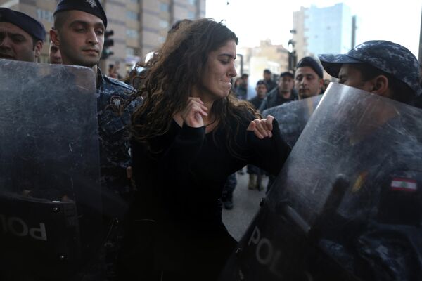 Участница акции протеста против коррупции во время демонстрации в центре Бейрута 