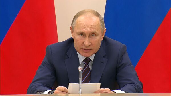 Путин призвал выверять все до запятой в поправках в Конституцию РФ