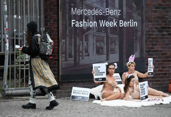Протест активисток из PETA, приуроченный к неделе моды в Берлине