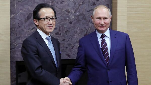 Президент РФ Владимир Путин и генеральный секретарь Совета национальной безопасности Японии Сигэру Китамура во время встречи