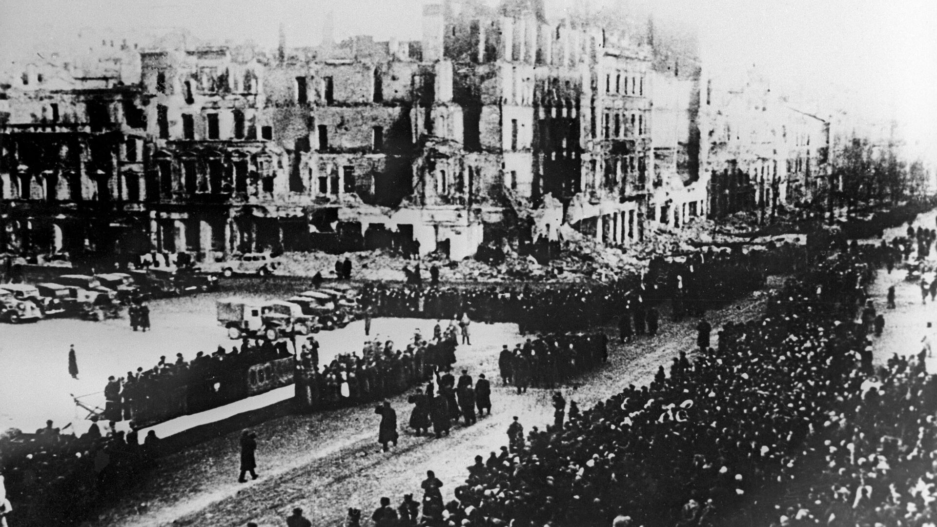 Парад Войска Польского на площади освобожденной Варшавы. 19 января 1945  - РИА Новости, 1920, 07.05.2021