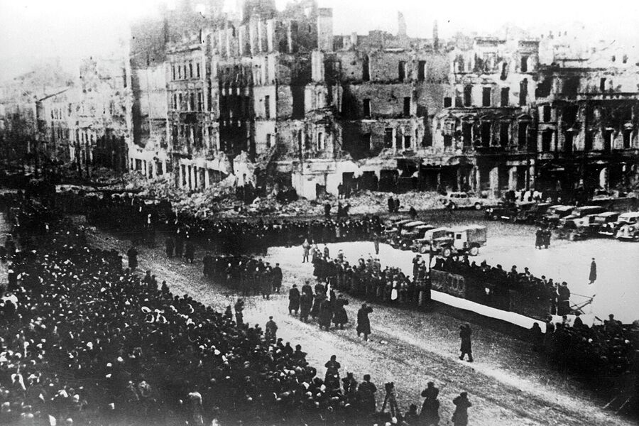 Военный парад в освобожденной от фашистской оккупации Варшаве