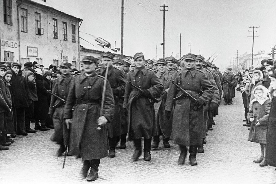Военный парад в освобожденной от фашистской оккупации Варшаве