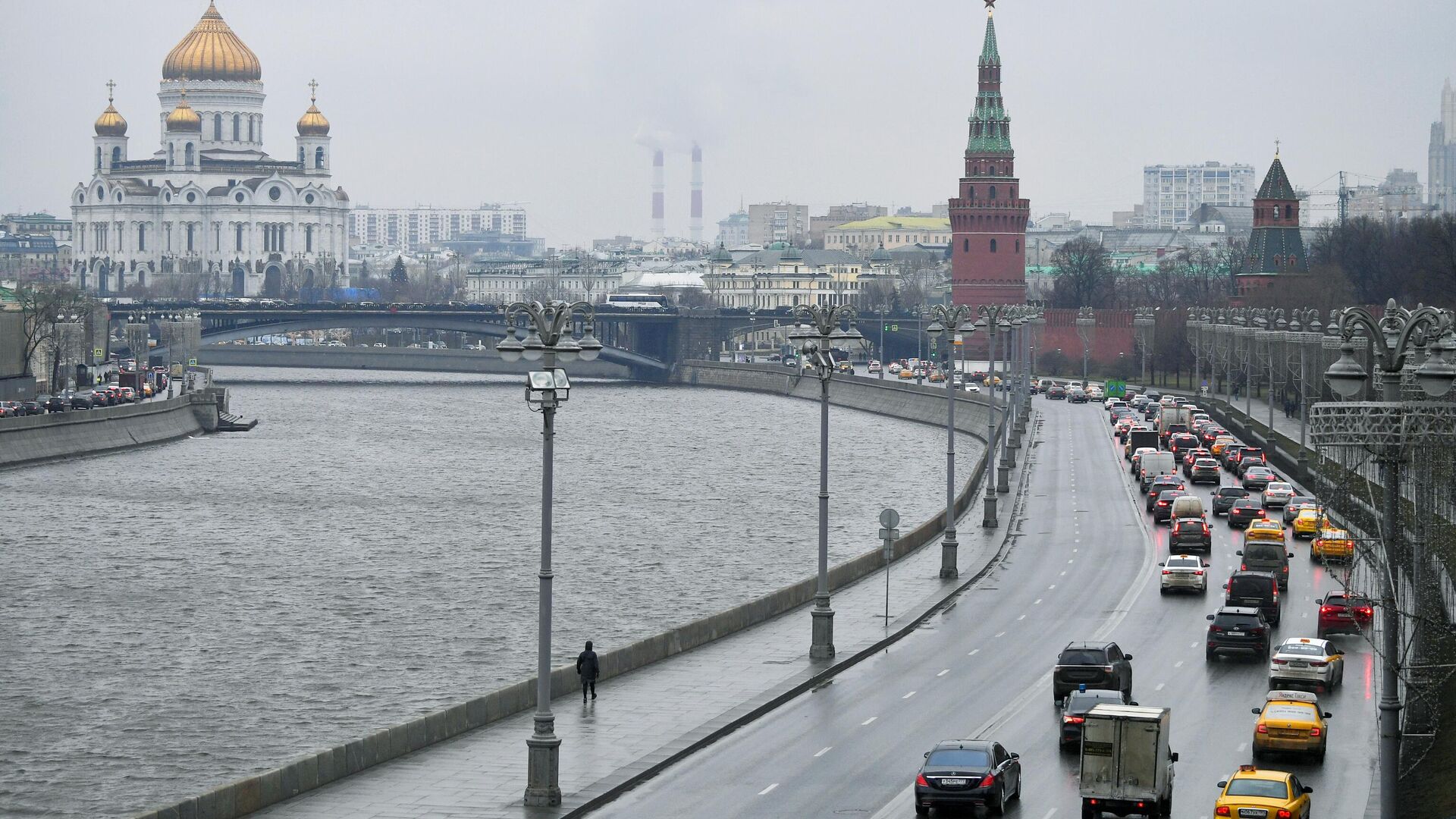 Вид на Московский Кремль, храм Христа Спасителя и Кремлевскую набережную  - РИА Новости, 1920, 20.03.2023