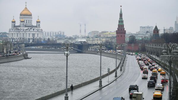 Вид на Московский Кремль, храм Христа Спасителя и Кремлевскую набережную с Большого Москворецкого моста