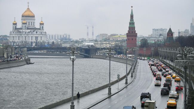 Вид на набережную с Большого Москворецкого моста