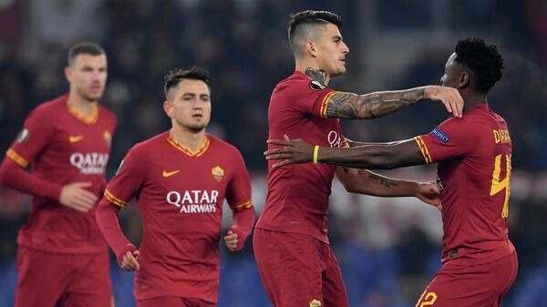 Футболисты Ромы радуются забитому голу