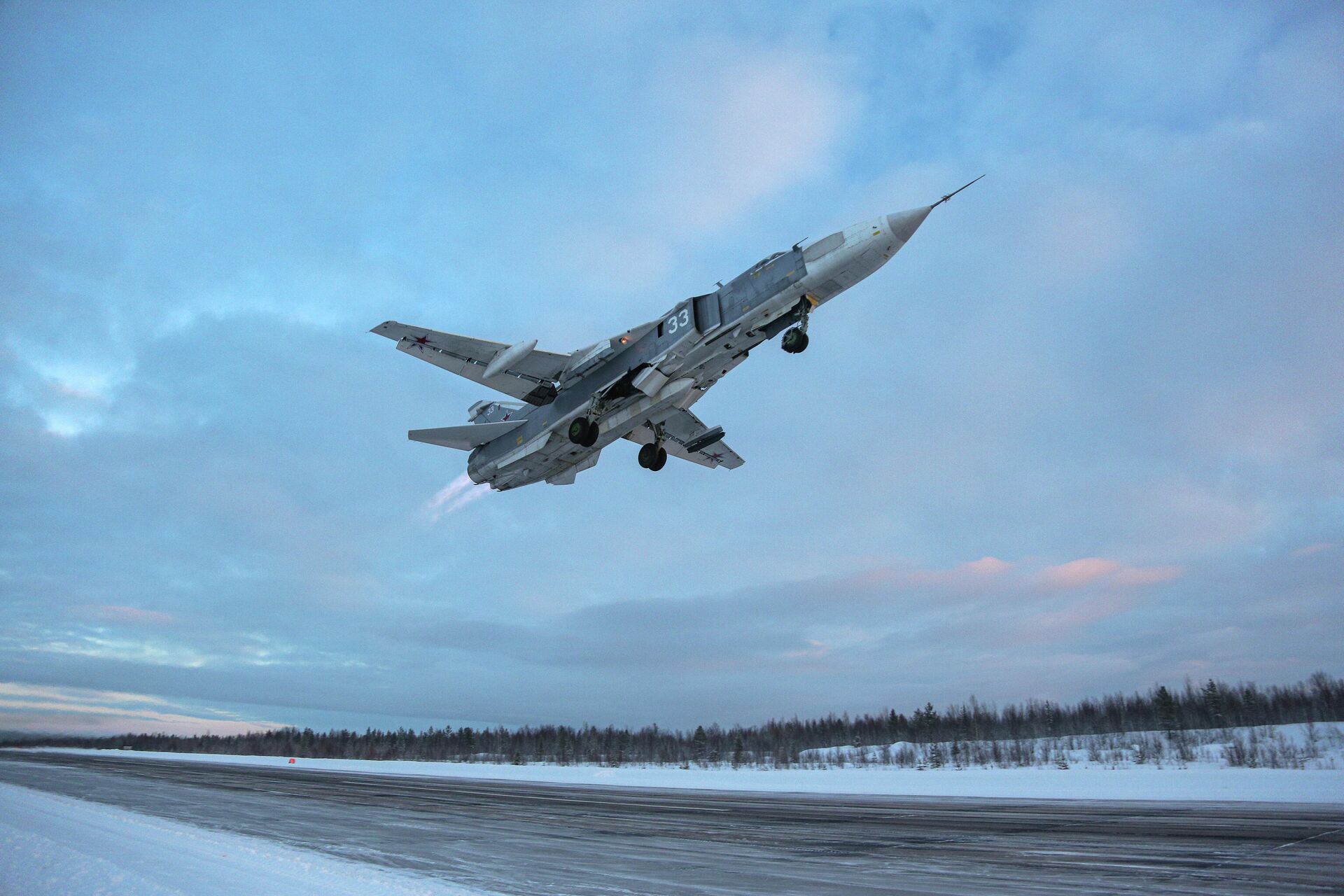 Самолет Су-24 во время учебно-тренировочных полетов в Мурманской области - РИА Новости, 1920, 26.05.2021